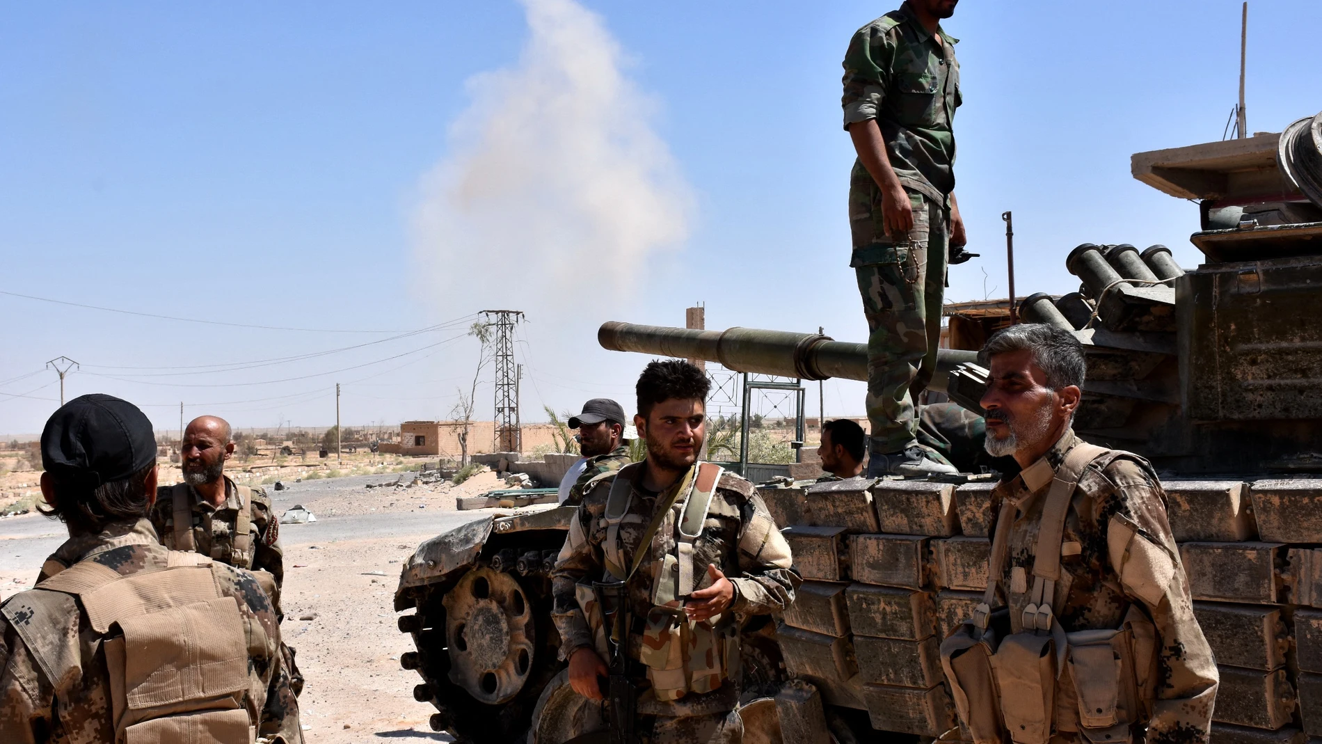 Las fuerzas progubernamentales sirias mantienen una posición cerca del pueblo de al-Maleha, en el campo norte de Deir Ezzor, el 9 de septiembre de 2017, durante la batalla en curso contra los yihadistas del grupo Estado Islámico