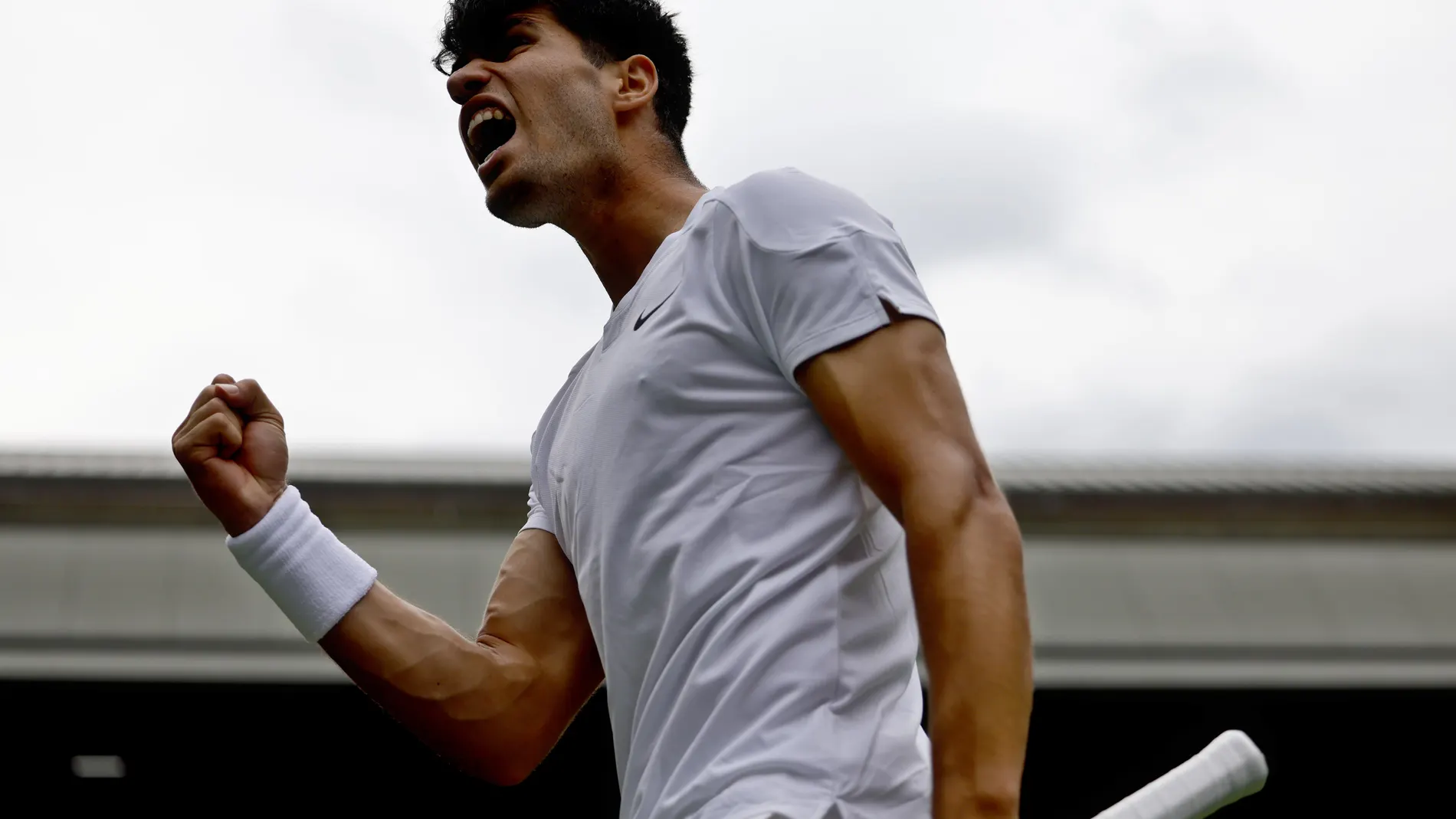 Wimbledon (United Kingdom), 01/07/2024.- Carlos Alcaraz of Spain celebrates a point during the Men's 1st round match against Mark Lajal of Estonia at the Wimbledon Championships, Wimbledon, Britain, 01 July 2024. (Tenis, España, Reino Unido) EFE/EPA/TOLGA AKMEN EDITORIAL USE ONLY