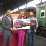 Correos presenta un nuevo sello dedicado al Tren de la Fresa de Aranjuez con olor a esta fruta