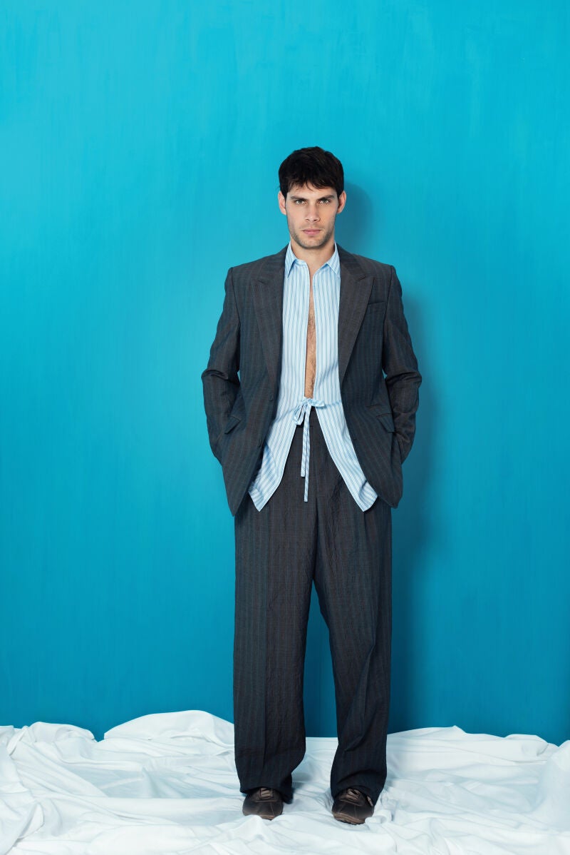 Pol Hermoso con chaqueta, camisa, pantalón y mocasines de Dior Men