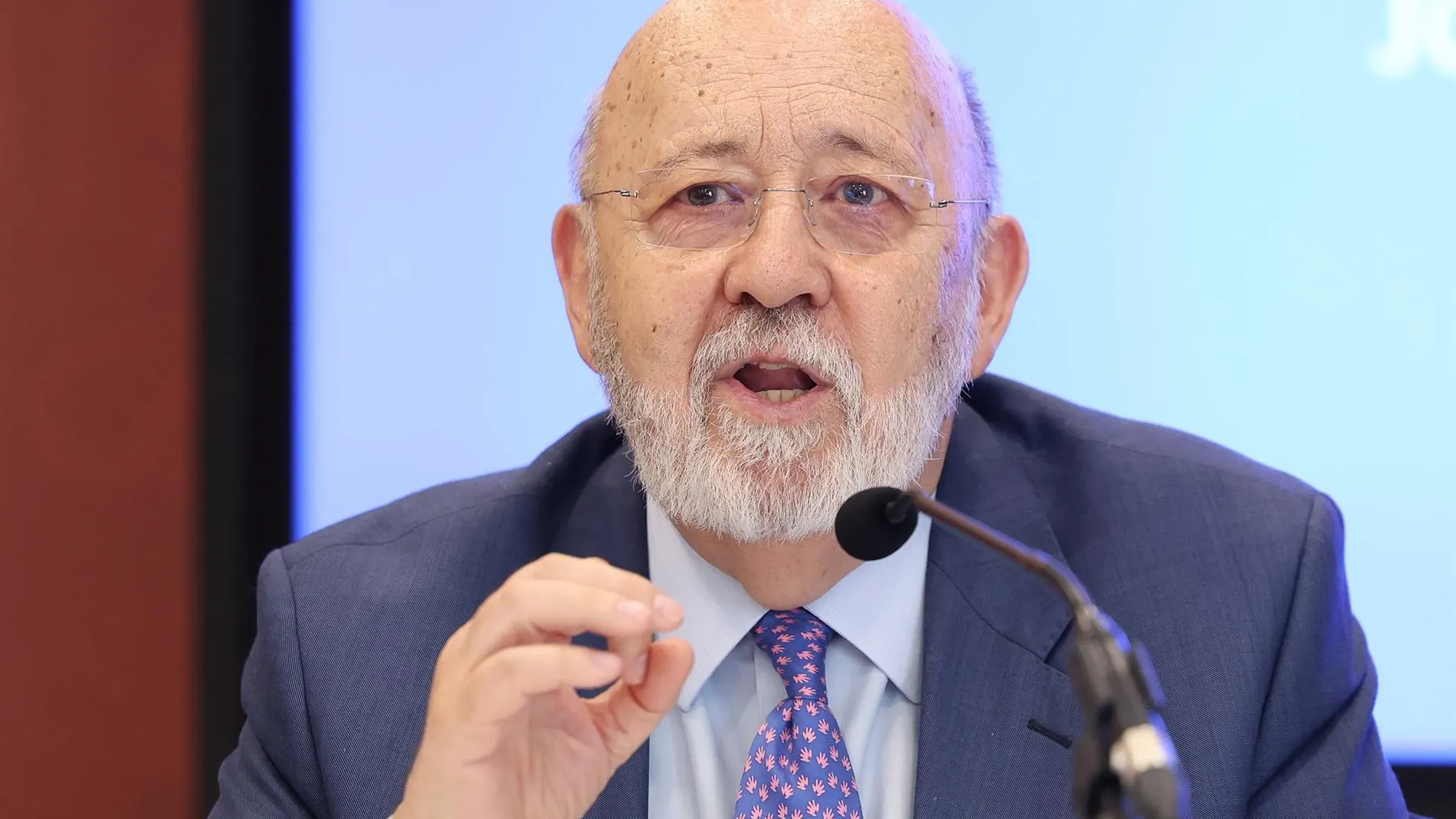 VÍDEO: Tezanos cree "impropio" de un Estado democrático que la JEC le multe "por preguntar" por la reflexión de Sánchez