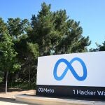  Letrero con el logotipo de Meta cerca de la sede de Meta Platforms en 1 Hacker Way.