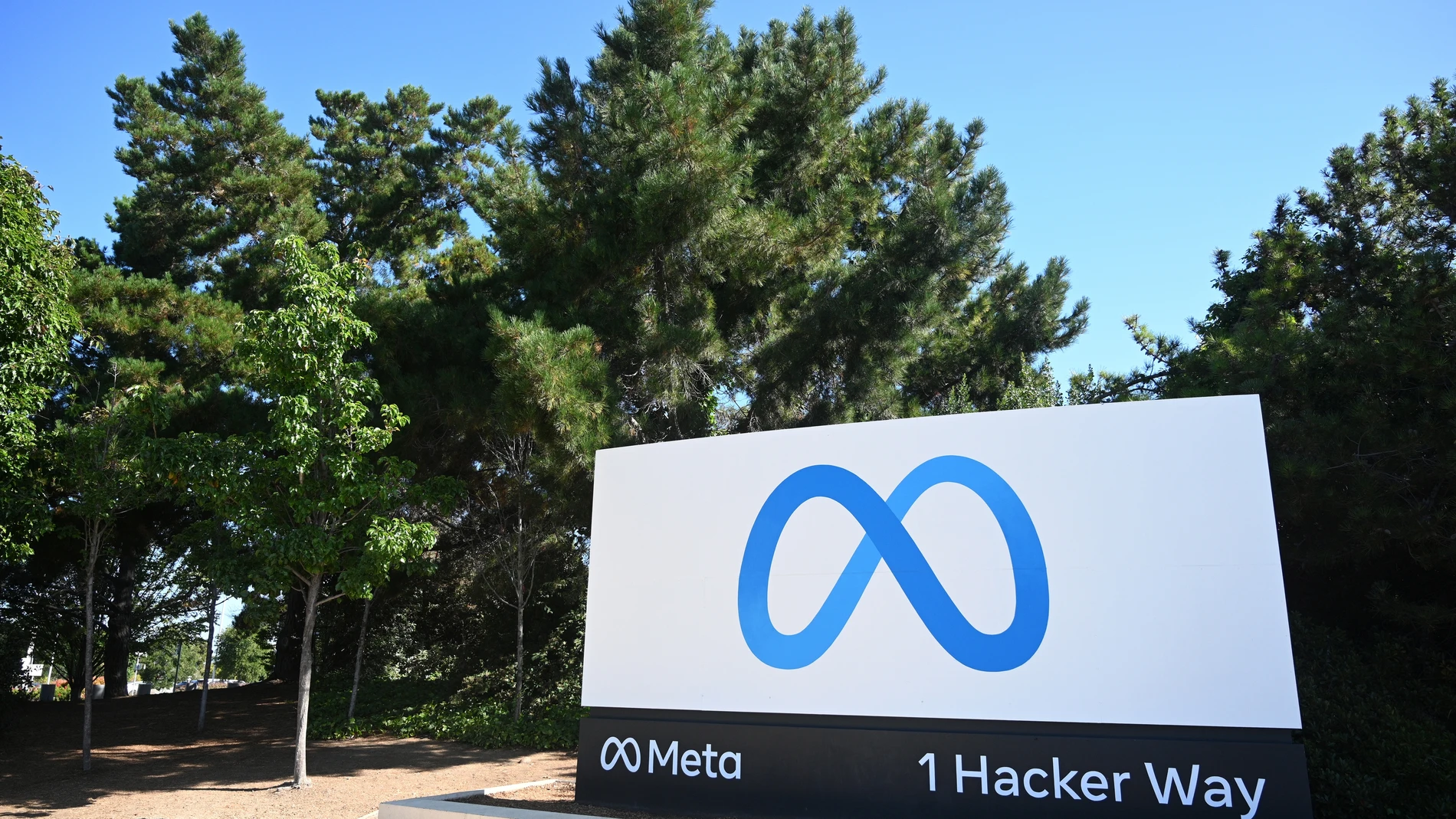 Letrero con el logotipo de Meta cerca de la sede de Meta Platforms en 1 Hacker Way.