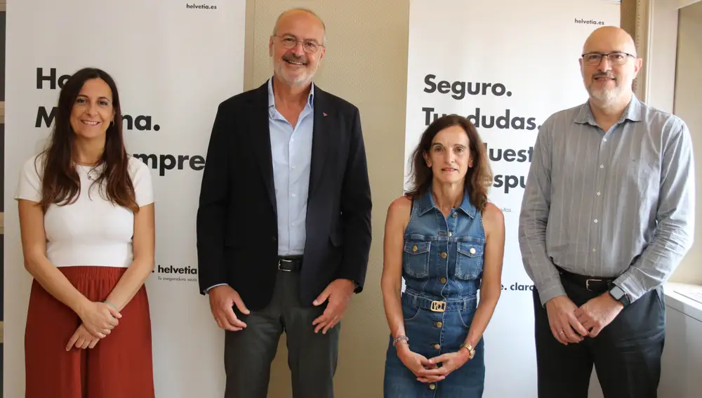 Representantes de Helvetia y del equipo tras la firma