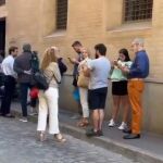 Cola a las puertas de la parroquia de la Magdalena