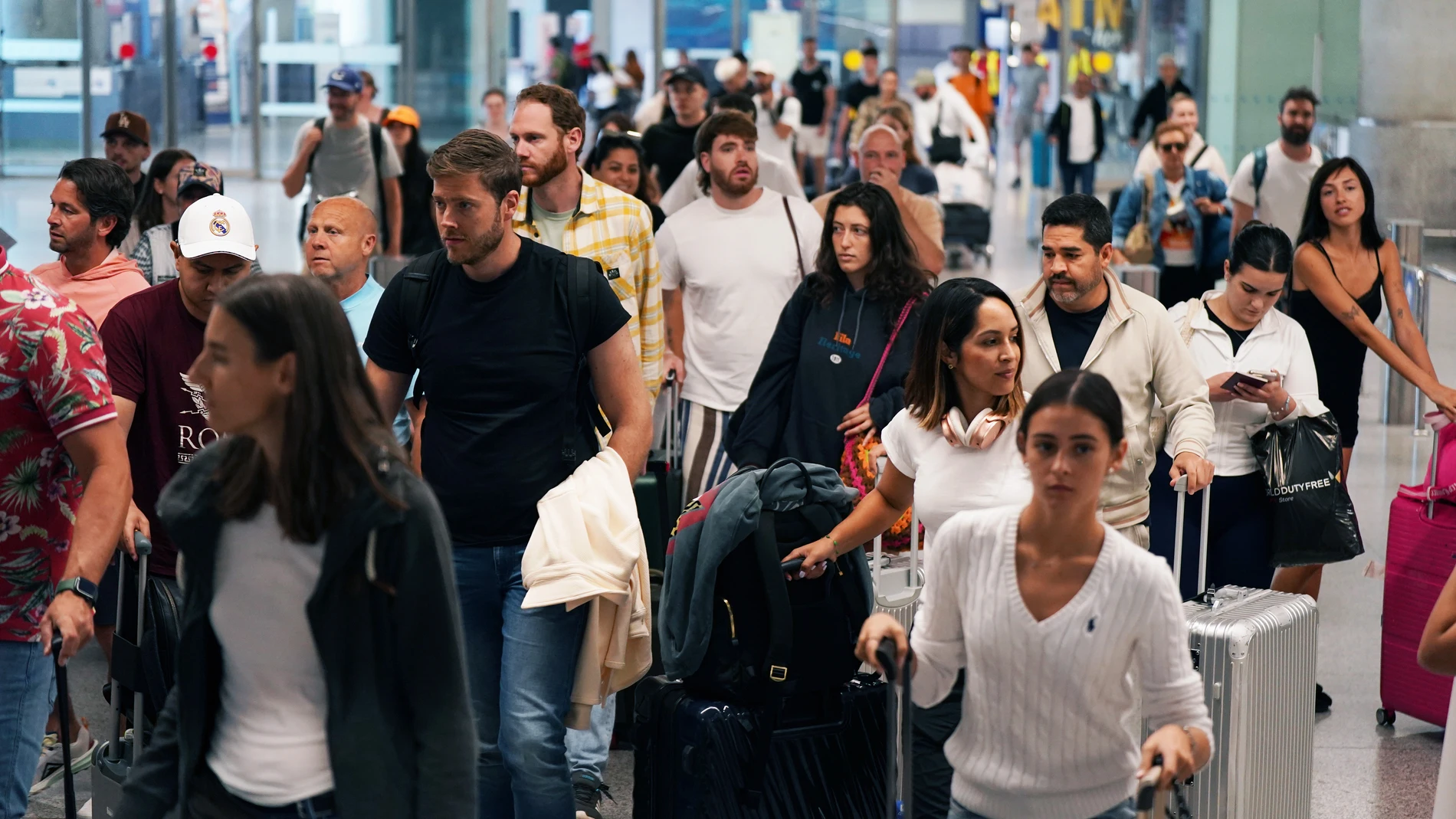 Imágenes de turistas a su llegada al aeropuerto de Málaga-Costa del Sol, a 1 de julio de 2024, en Málaga, Andalucía (España). El arribo de visitantes señala el comienzo del periodo vacacional, con un incremento notable en el flujo de pasajeros que buscan disfrutar de las atracciones y el clima de la región durante el verano.01 JULIO 2024Álex Zea / Europa Press01/07/2024