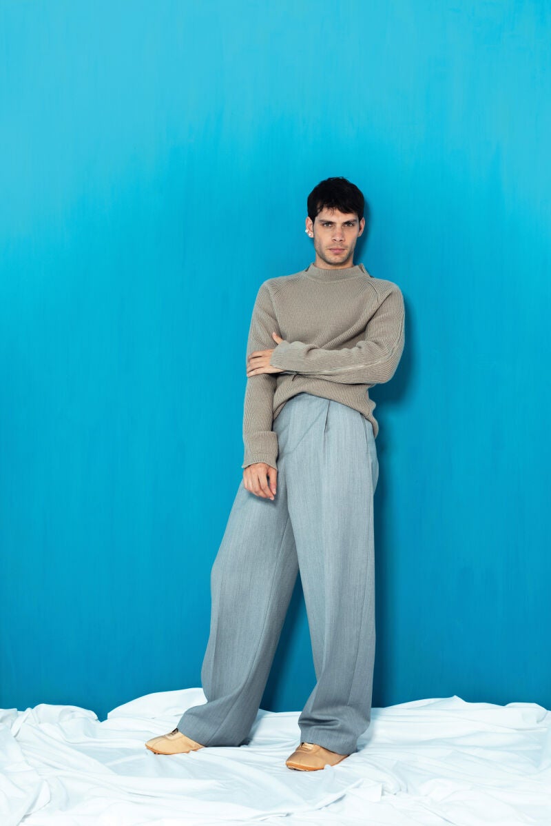 Pol Hermoso con jersey, pantalón, mocasines y pendientes de Dior Men