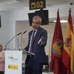 El presidente de AENA, Maurici Lucena, ha resaltado que con la obra de ampliación de la nueva terminal de pasajeros del aeropuerto de Córdoba se garantiza ya para este verano la operativa de las dos primeras rutas comerciales regulares que se implantarán en el aeropuerto en 16 años, como son las conexiones que Air Nostrum ofrecerá con Palma de Mallorca, a partir del próximo jueves, y Gran Canaria, desde el 23 de julio, este lunes en la capital cordobesa. 