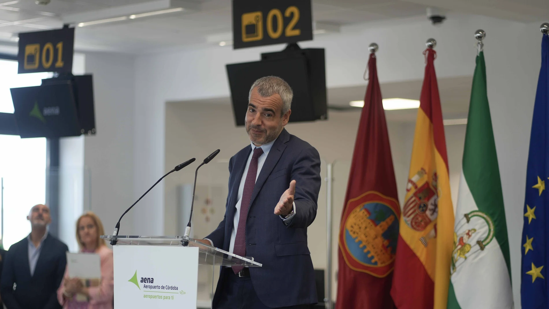 El presidente de AENA, Maurici Lucena, ha resaltado que con la obra de ampliación de la nueva terminal de pasajeros del aeropuerto de Córdoba se garantiza ya para este verano la operativa de las dos primeras rutas comerciales regulares que se implantarán en el aeropuerto en 16 años, como son las conexiones que Air Nostrum ofrecerá con Palma de Mallorca, a partir del próximo jueves, y Gran Canaria, desde el 23 de julio, este lunes en la capital cordobesa.