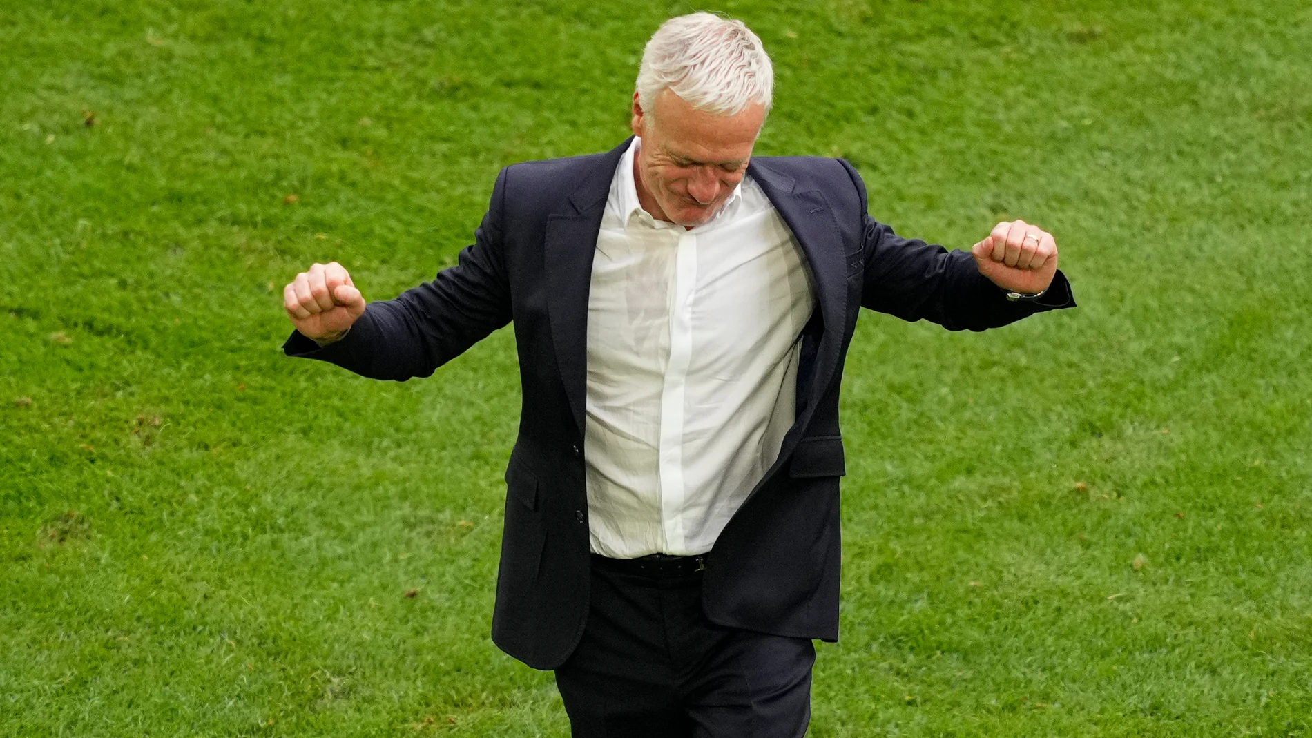 Didier Deschamps celebra la victoria ante Bélgica
