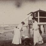 La imagen panorámica "En la playa de Viareggio", perteneciente al Archivio Puccini de Torre del Lago