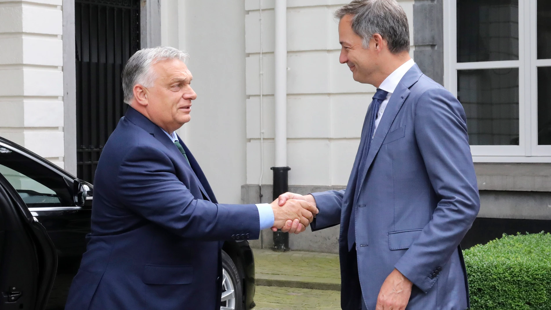 Brussels (Belgium), 01/07/2024.- Belgium's Prime Minister Alexander de Croo (R) welcomes Hungarian Prime Minister Viktor Orban (L) prior to their meeting in Brussels, Belgium, 01 July 2024. Hungarian Prime Minister Viktor Orban is visiting Brussels as Hungary takes over the Presidency of the European Union from 01 July. (Bélgica, Hungría, Bruselas) EFE/EPA/NICOLAS LANDEMARD
