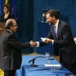 El Príncipe Felipe le hace entrega del Premio Príncipe de Asturias de las Letras 2009 al escritor albanés Ismaíl Kadaré, en un acto que ha tenido lugaren el Teatro Campoamor, en Oviedo.