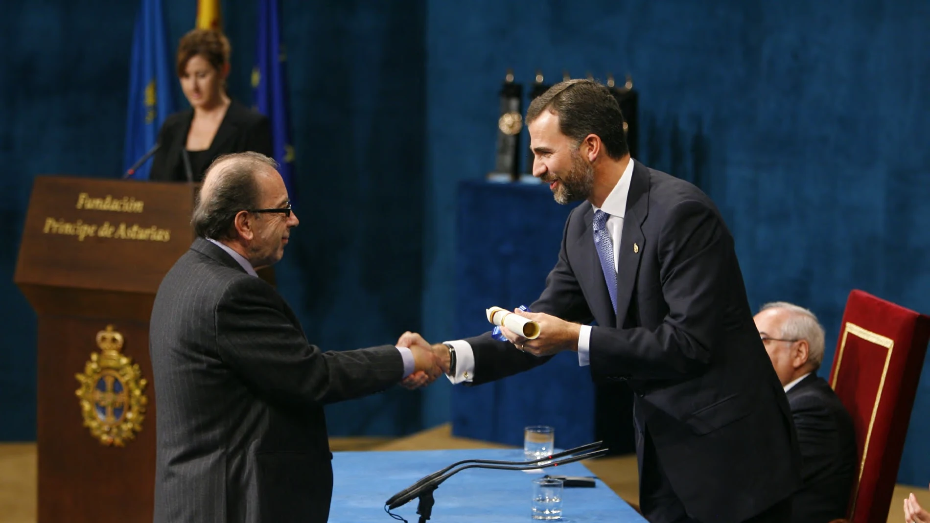 El Príncipe Felipe le hace entrega del Premio Príncipe de Asturias de las Letras 2009 al escritor albanés Ismaíl Kadaré, en un acto que ha tenido lugaren el Teatro Campoamor, en Oviedo.