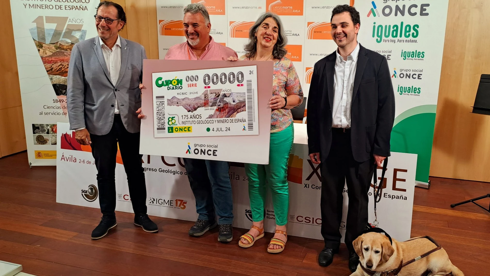 Ismael Pérez, Ana María Alonso, Josep Murgui presentan el cupón de la ONCE dedicado al Instituto Geológico y Minero