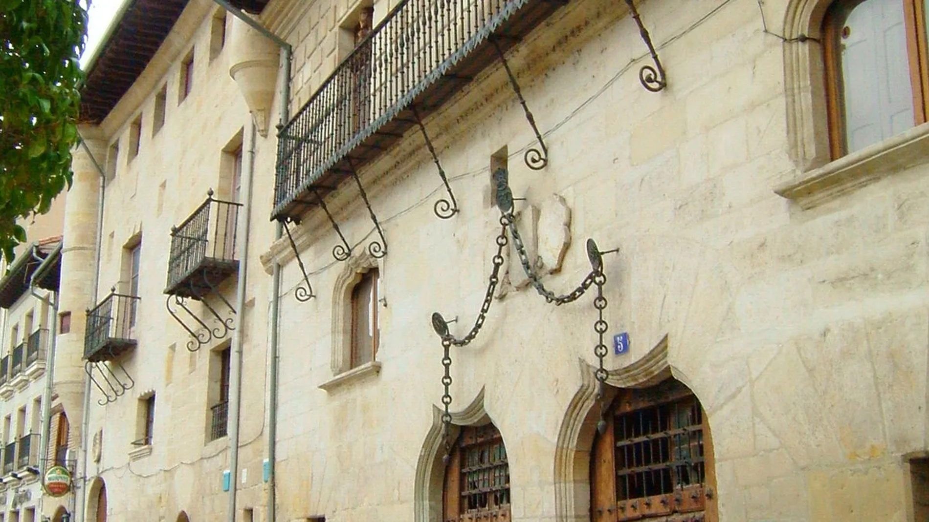 Hallan un artefacto explosivo antiguo en las obras de la Casa de las Cadenas de Miranda de Ebro