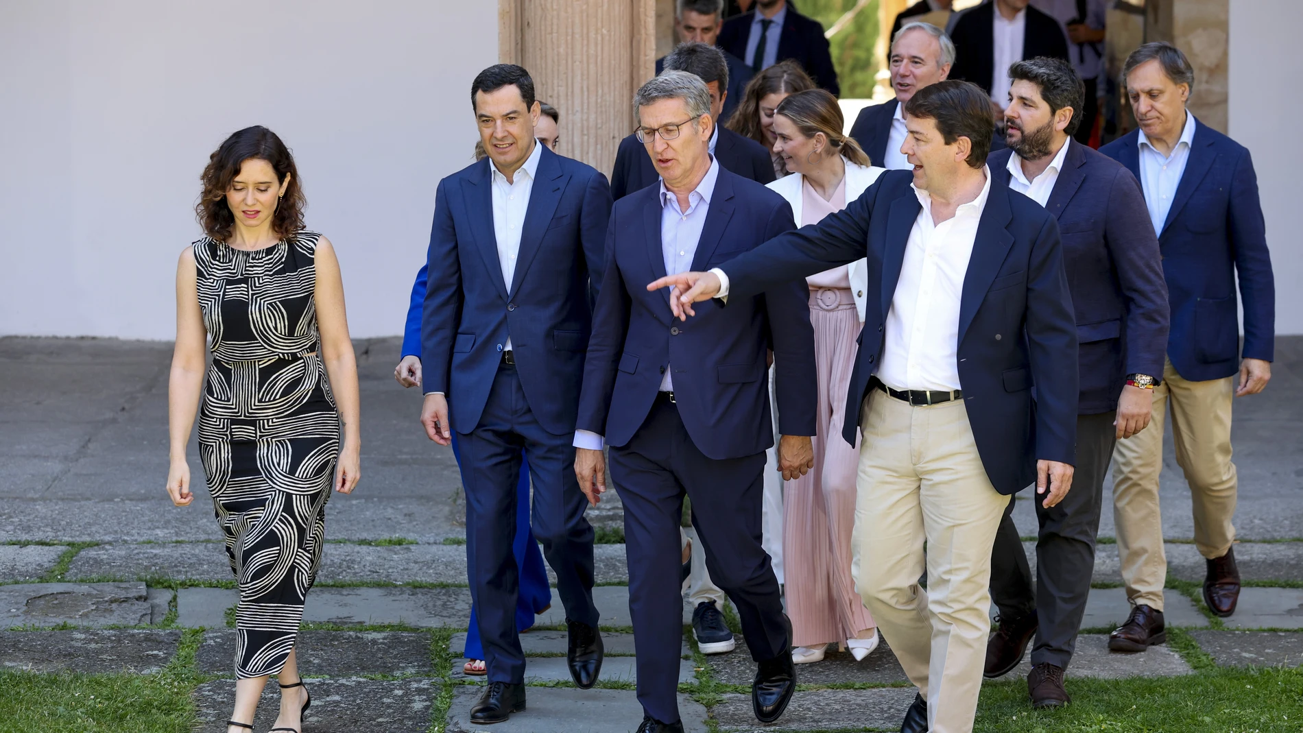 Juanma Moreno y Alberto Núñez Feijóo, junto al resto de presidentes de comunidades gobernadas por el PP