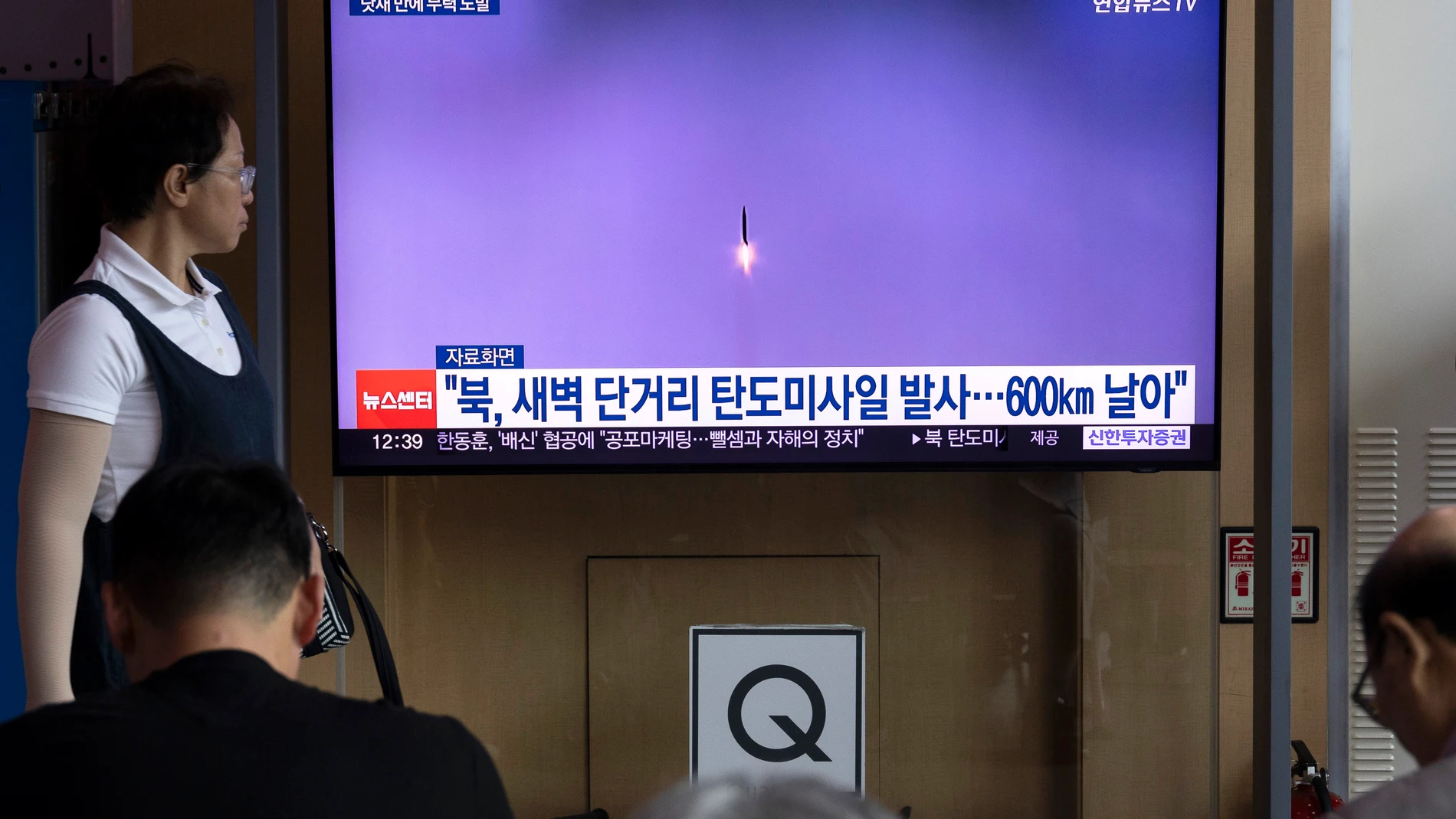 Seoul (Korea, Republic Of), 01/07/2024.- People watch the news on a TV monitor at a station in Seoul, South Korea, 01 July 2024. According to South Korea's Joint Chiefs of Staff (JCS), North Korea launched two Ballistic Missiles into the East Sea on 01 July. (Corea del Sur, Seúl) EFE/EPA/JEON HEON-KYUN