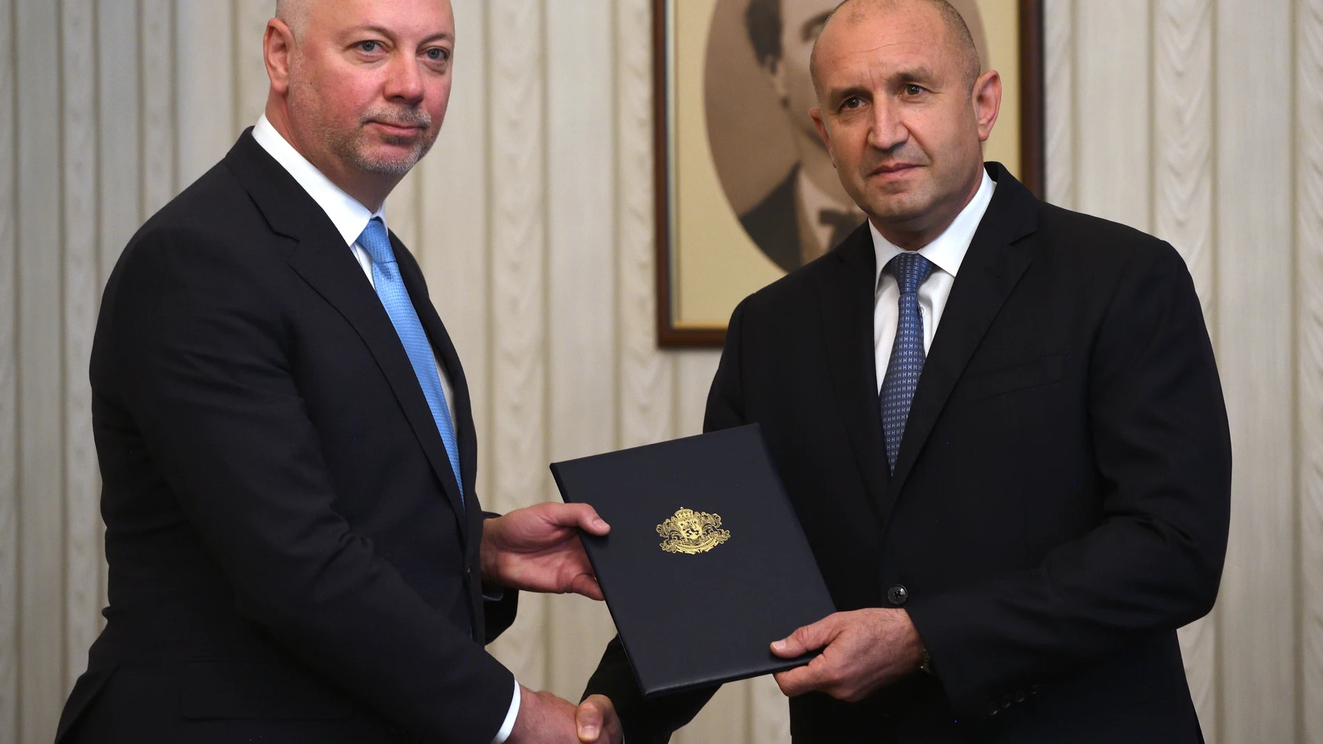 Sofia (Bulgaria), 01/07/2024.- Bulgarian President Rumen Radev (R) shakes hands with Bulgaria's GERB-SDS party's candidate for Prime Minister Rosen Zhelyazkov during the official ceremony for the mandate to form a new government in Sofia, Bulgaria, 01 July 2024. EFE/EPA/VASSIL DONEV