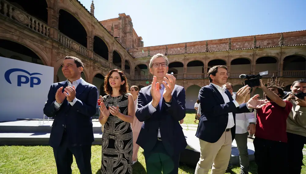(I-D) El presidente de la Junta de Andalucía, Juanma Moreno; la presidenta de la Comunidad de Madrid, Isabel Díaz Ayuso; el presidente del Partido Popular, Alberto Núñez Feijóo, y el presidente de la Junta de Castilla y León, Alfonso Fernández Mañueco, aplauden a su llegada a una reunión para abordar la EBAU única, a 1 de julio de 2024, en Salamanca.