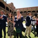 (I-D) El presidente de la Junta de Andalucía, Juanma Moreno; la presidenta de la Comunidad de Madrid, Isabel Díaz Ayuso; el presidente del Partido Popular, Alberto Núñez Feijóo, y el presidente de la Junta de Castilla y León, Alfonso Fernández Mañueco, aplauden a su llegada a una reunión para abordar la EBAU única, a 1 de julio de 2024, en Salamanca.