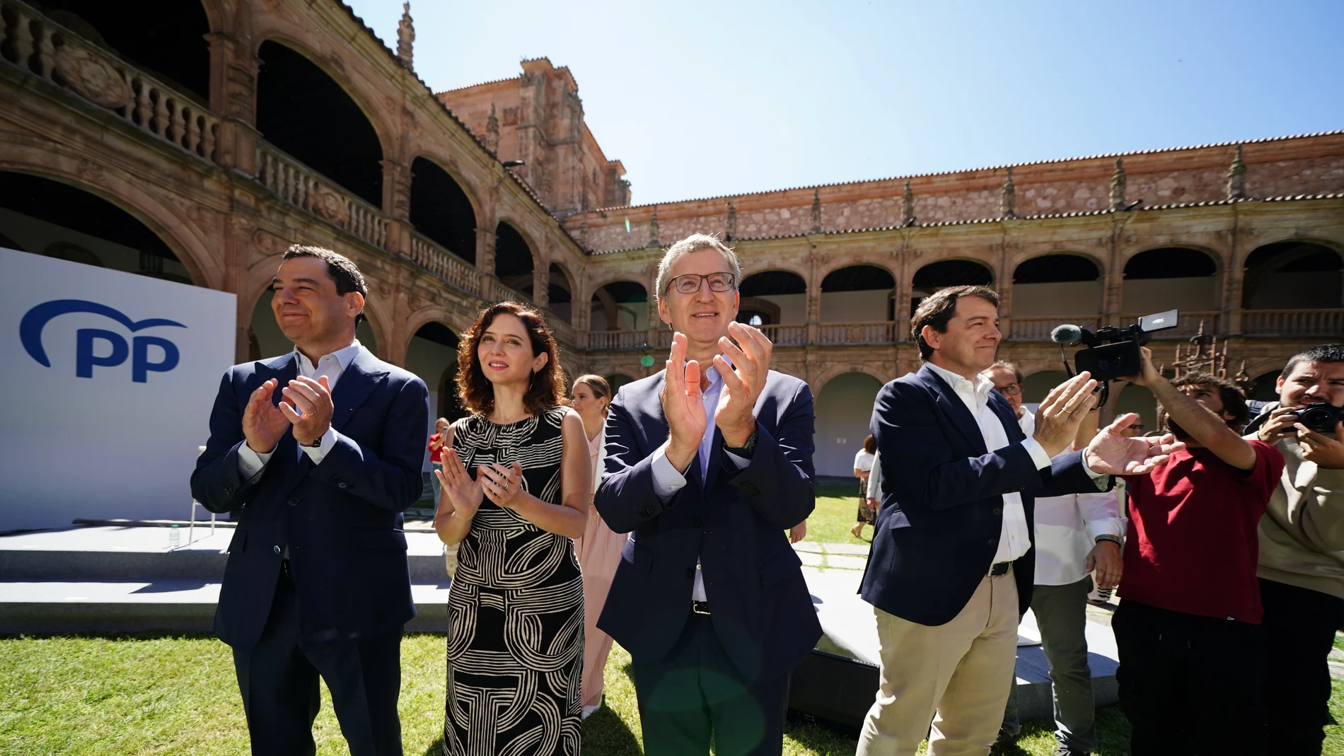 (I-D) El presidente de la Junta de Andalucía, Juanma Moreno; la presidenta de la Comunidad de Madrid, Isabel Díaz Ayuso; el presidente del Partido Popular, Alberto Núñez Feijóo, y el presidente de la Junta de Castilla y León, Alfonso Fernández Mañueco, aplauden a su llegada a una reunión para abordar la EBAU única, a 1 de julio de 2024, en Salamanca.