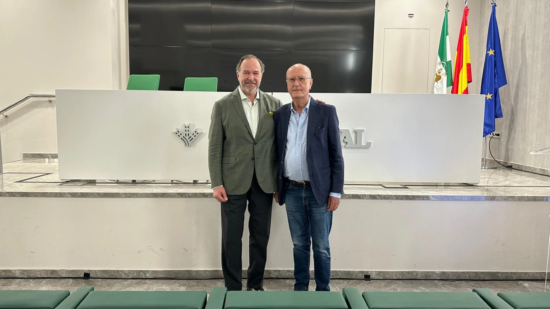Los presidentes de ambas fundaciones después de su firma