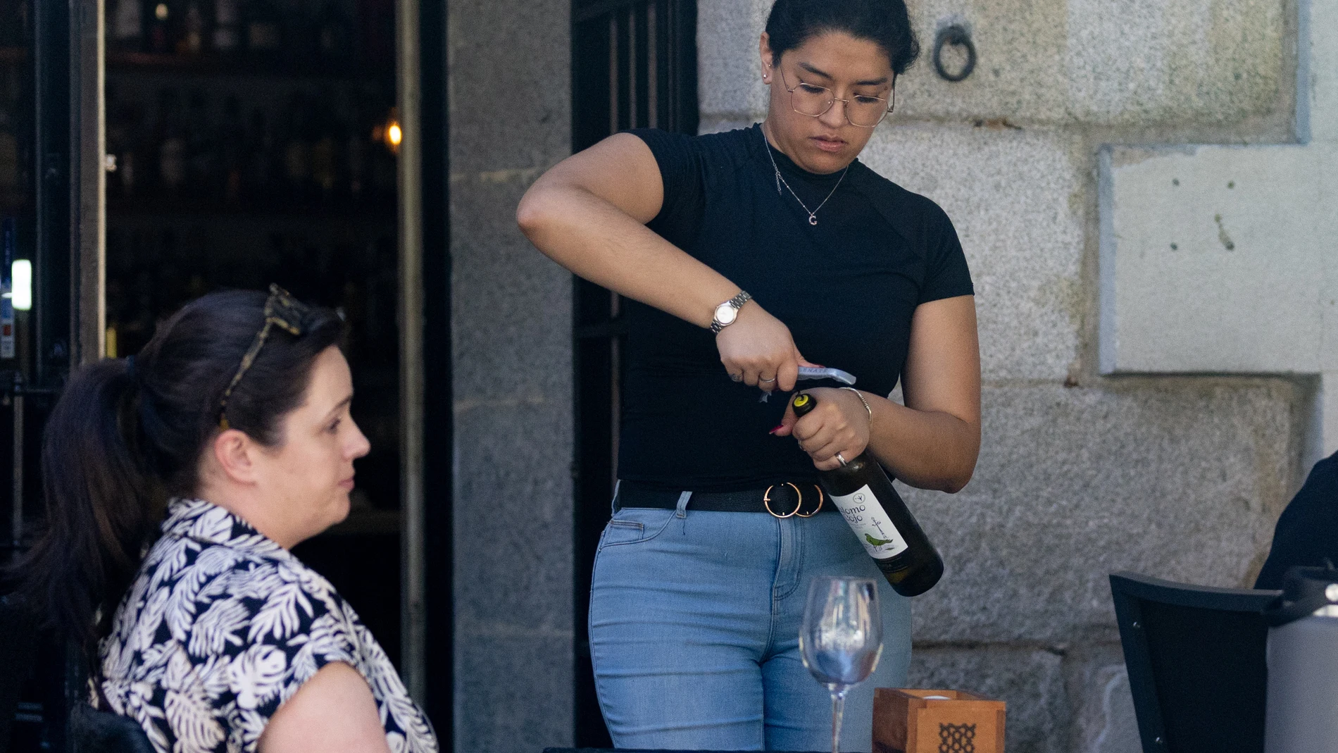 Una camarera sirve una copa de vino, a 2 de julio de 2024, en Madrid (España). En el mes de junio se han creado en España 71.095 puestos de trabajo, la mayoría vinculados a la hostelería y el comercio. El paro se ha reducido en 46.783 personas respecto a mayo, situándose el número total de desempleados por debajo de los 2,6 millones de personas, en mínimos desde 2008. Así se desprende de los datos difundidos hoy por los ministerios de Inclusión y Trabajo respectivamente, relativos al número d...