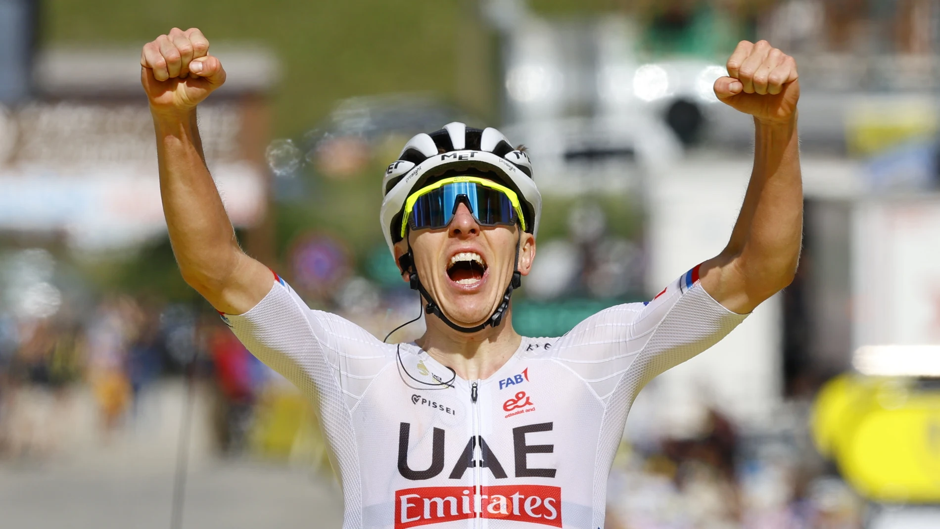 Valloire (France), 02/07/2024.- Slovenian rider Tadej Pogacar of UAE Team Emirates celebrates as he crosses the finish line to win the fourth stage of the 2024 Tour de France cycling race over 139km from Pinerolo to Valloire, France, 02 July 2024. (Ciclismo, Francia, Eslovenia) EFE/EPA/KIM LUDBROOK