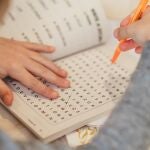 Persona resolviendo una sopa de letras