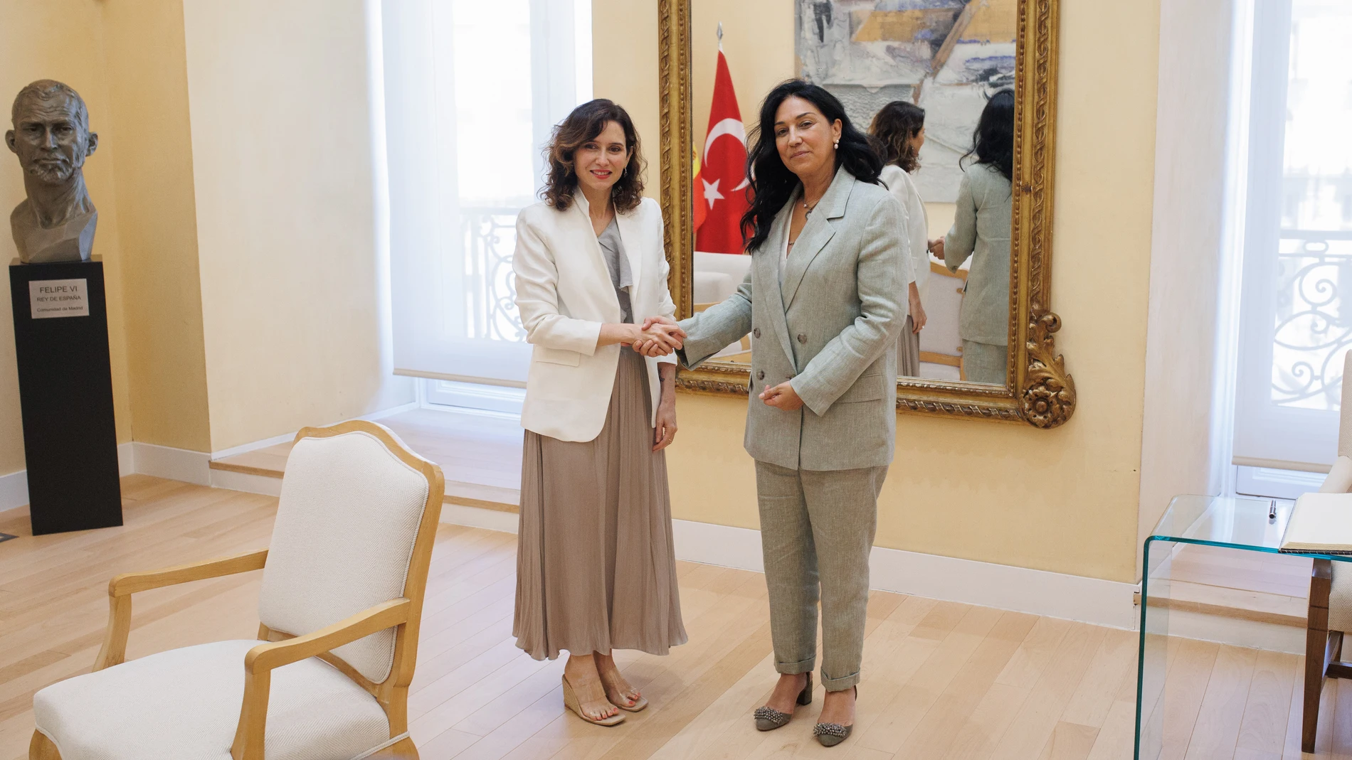 La presidenta de la Comunidad de Madrid, Isabel Díaz Ayuso (i) y la embajadora de Turquía en España, Nüket Küçükel Ezberci (d), se dan la mano tras un encuentro en la Real Casa de Correos, a 2 de julio de 2024, en Madrid (España).02 JULIO 2024;REAL CASA DE CORREOS;NUKET;EZBERCI;TURQUIA;MADRIDAlejandro Martínez Vélez / Europa Press02/07/2024