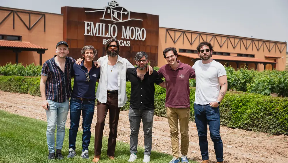 Javier Moro con los componentes del grupo "Viva Suecia"