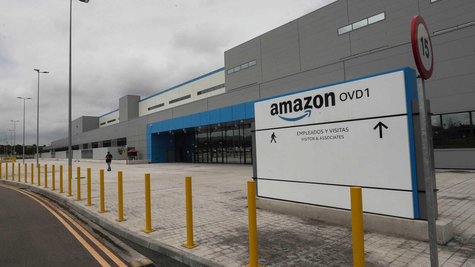 SIERO (ASTURIAS) 02/07/2024.- Instalaciones del centro logístico de Amazon en Siero, denominado 'OVD1', que comenzará su actividad el próximo 2 de septiembre con una cifra aproximada de 400 trabajadores tras una inversión de unos 300 millones de euros. EFE/J.L.Cereijido.