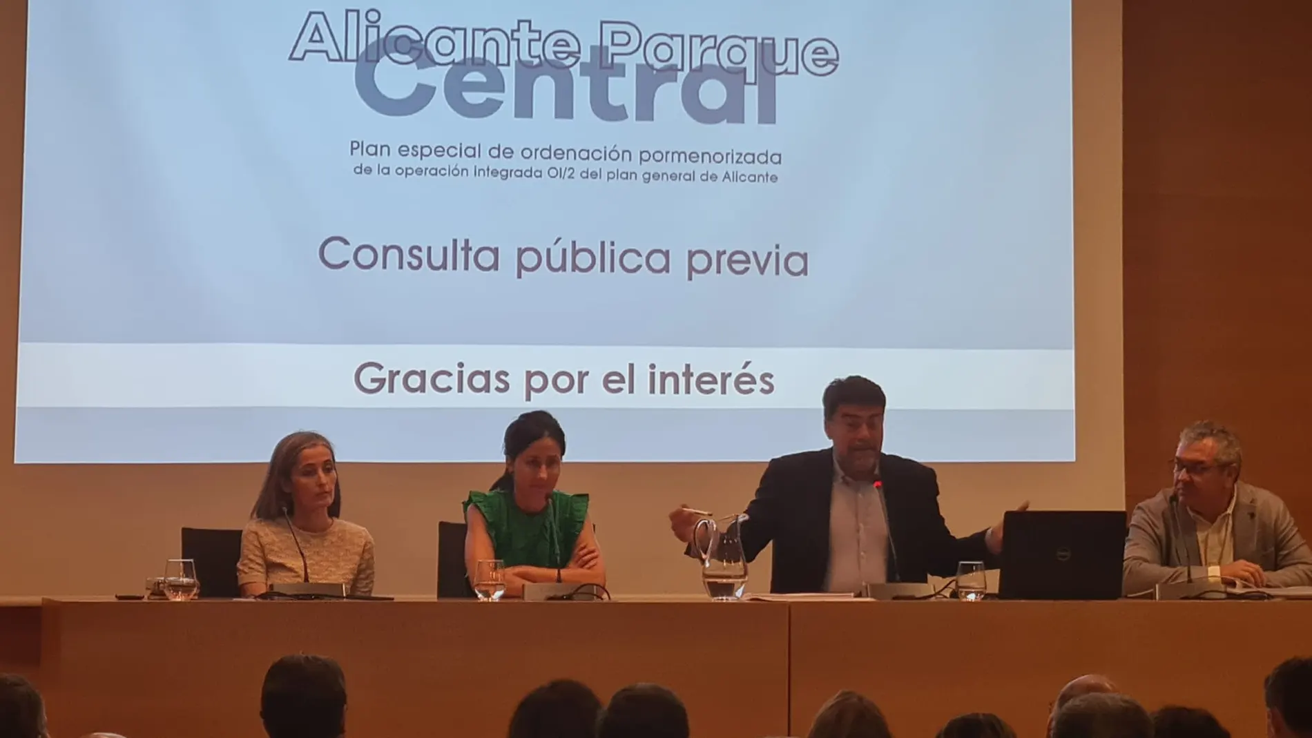 El alcalde de Alicante, Luis Barcala, ha presentado hoy la consulta pública sobre el Parque Central