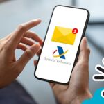 Mensaje de la Agencia Tributaria en un teléfono móvil.