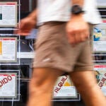 Anuncio de pisos en alquiler y venta en una inmobiliaria del centro de Madrid. 