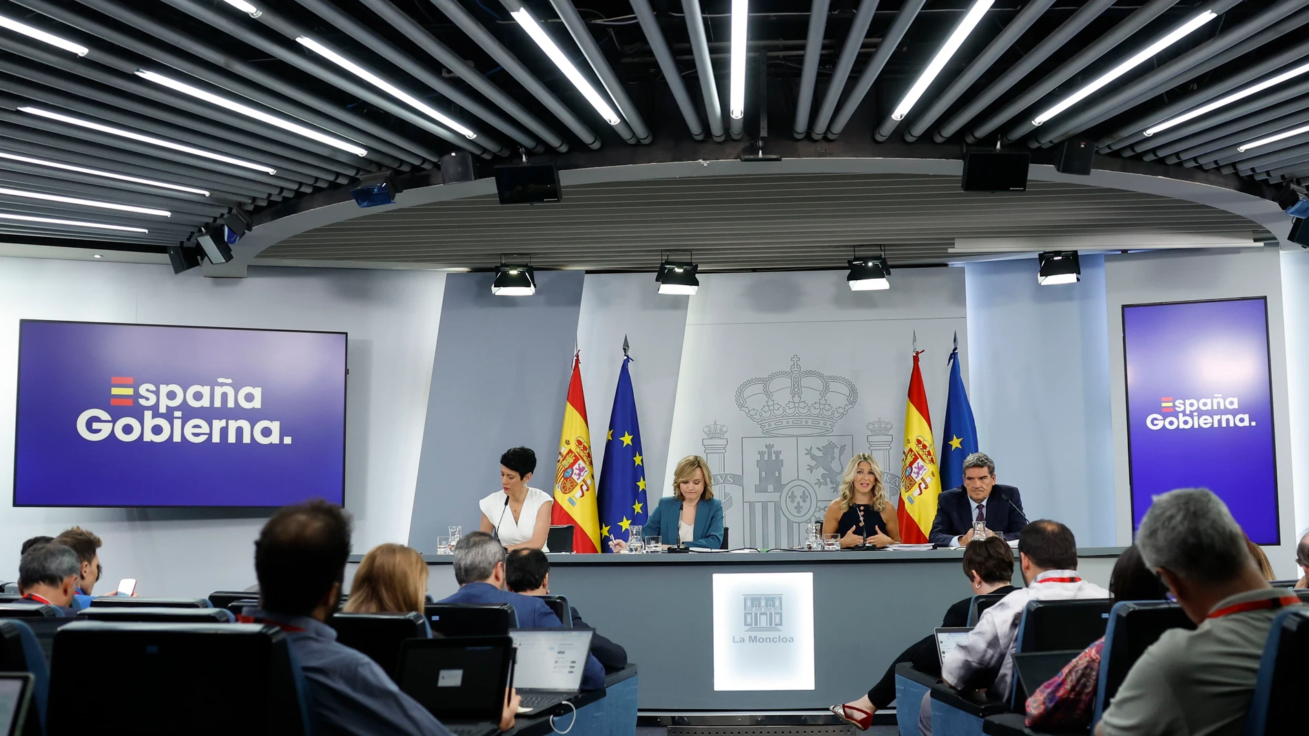 MADRID, 02/07/2024.-La ministra portavoz, Pilar Alegría, la vicepresidenta segunda y ministra de Trabajo y Economía Social, Yolanda Díaz, la ministra de Inclusión, Seguridad Social y Migraciones, Elma Saiz, y el ministro para la Transformación Digital y de la Función Pública, José Luis Escrivá, durante la rueda de prensa posterior al Consejo de Ministros.-EFE/ Mariscal