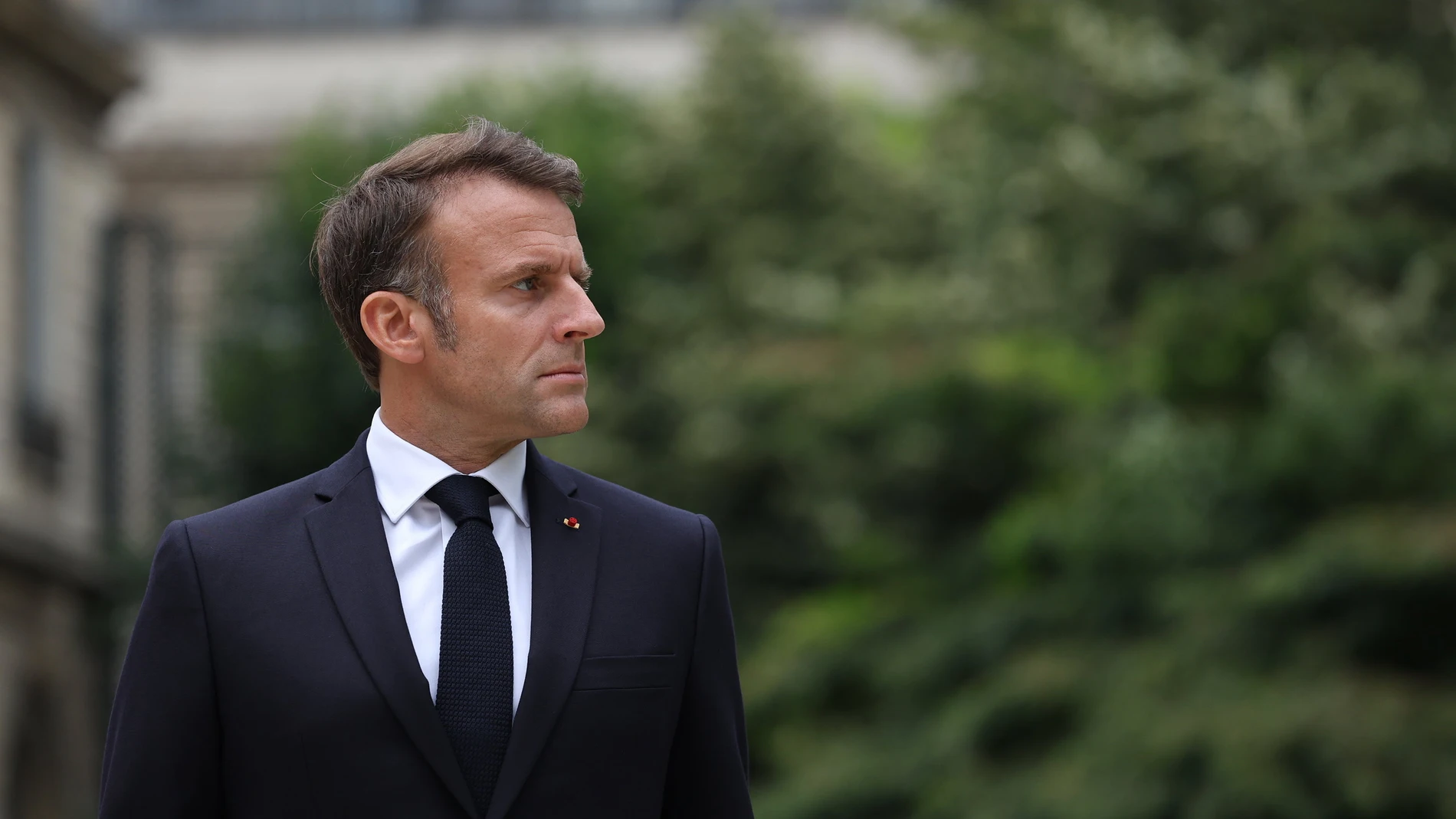 Paris (France), 02/07/2024.- French President Emmanuel Macron reviews troops that will take part in the Bastille Day parade, in Paris, France, 02 July 2024. President Macron received pilots of French airforce ahead of Bastille Day on July 14. (Francia) EFE/EPA/AURELIEN MORISSARD / POOL MAXPPP OUT