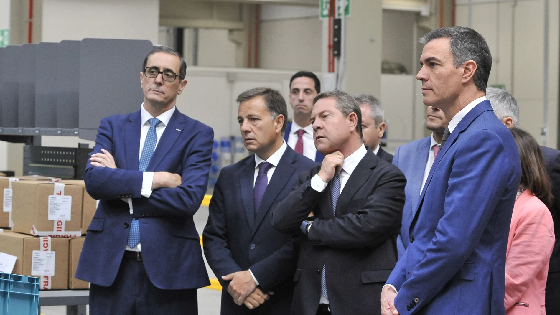 ALBACETE, 02/07/2024.-El presidente del Gobierno, Pedro Sánchez, junto aL presidente de Castilla-La Mancha, Emiliano García-Page,, el alcalde de Albacete Manuel Serrano, y el consejero delegado de Airbús Helicopter España Fernando Lombo, ha celebrado este martes la instalación en Albacete del nuevo hub logístico industrial de Airbus, que ha situado como un referente del sector aeronáutico no sólo español sino también europeo. Sánchez ha destacado, en el acto de inauguración de este hub, la relación de Airbus con España que "se ha consolidado en estos últimos años" y que se inició en el año 2000 con la adhesión a este proyecto industrial.- EFE/ Manu