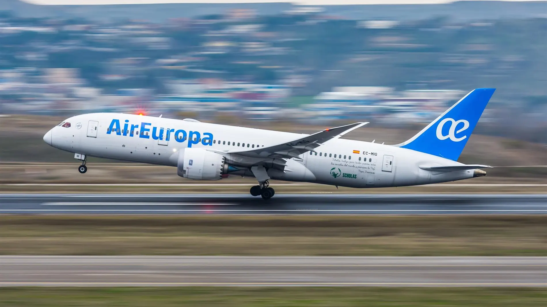 Economía/Transportes.- Los pasajeros del vuelo de Air Europa afectado por turbulencias aterrizan en Montevideo (Uruguay)