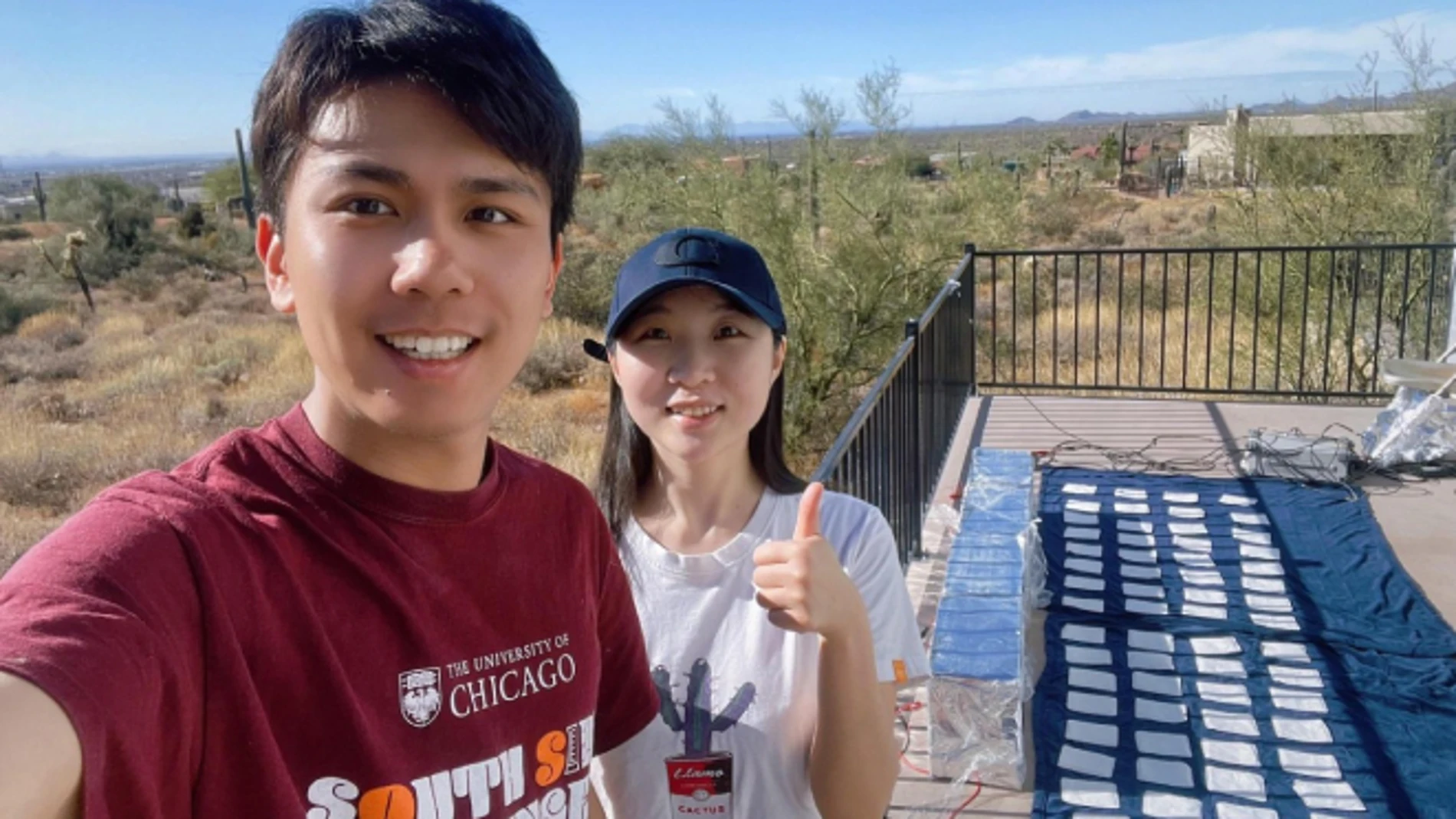 Chenxi Sui y Ronghui Wu probando el nuevo tejido en Apache Junction, Arizona.