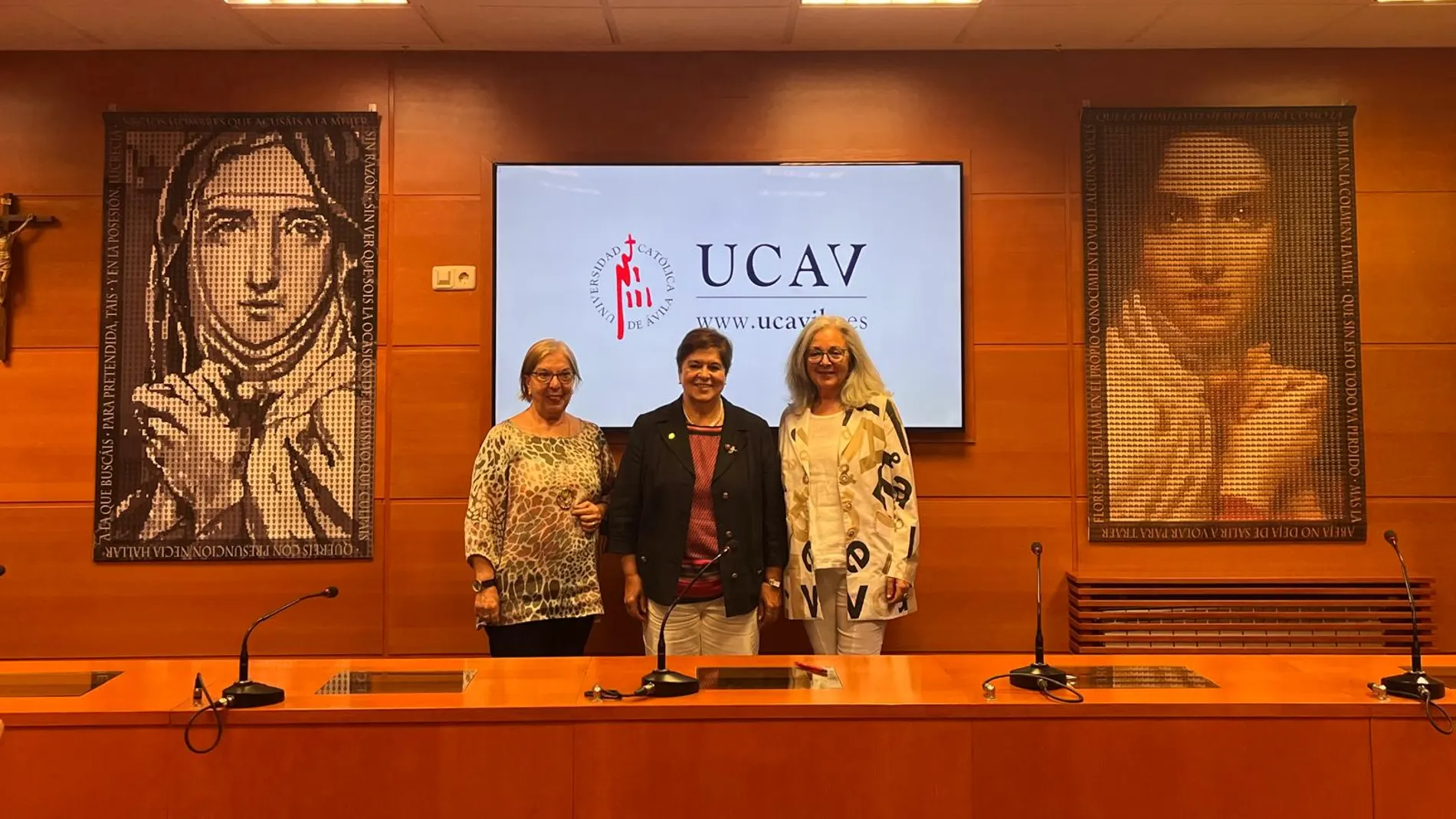 Sáez Yuguero junto a Guadalupe Luceño y las dos obras donadas