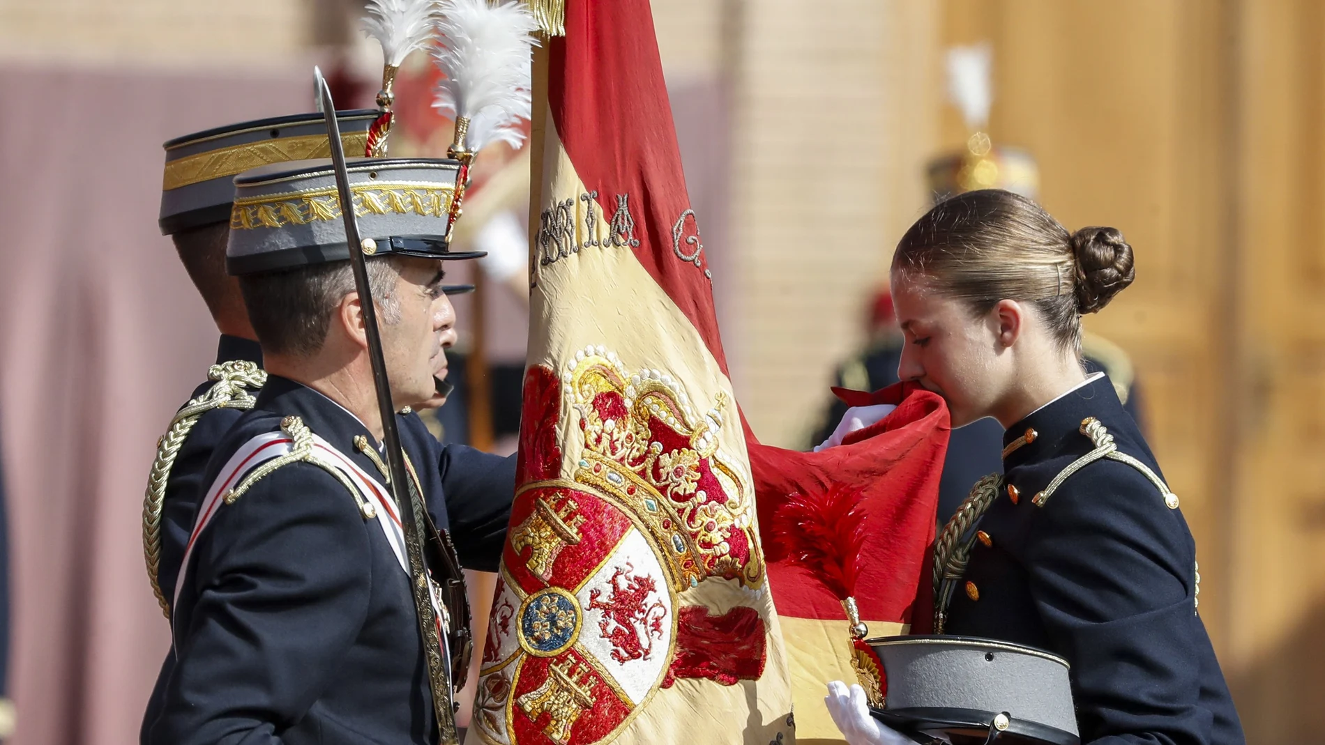 La princesa de Asturias, Leonor de Borbón, jura bandera en una ceremonia oficial celebrada en la Academia Militar de Zaragoza.
