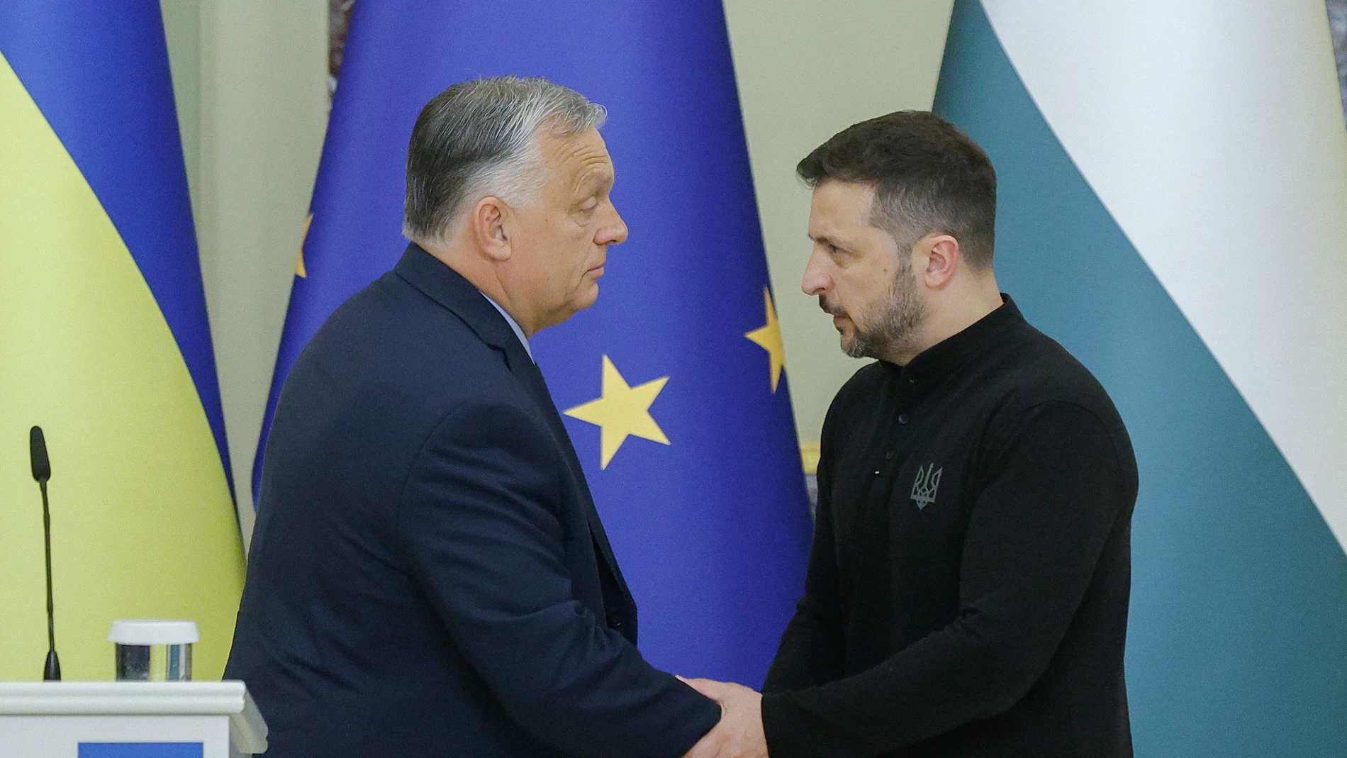 Kyiv (Ukraine), 02/07/2024.- Ukrainian President Volodymyr Zelensky (R) and Hungarian Prime Minister Viktor Orban (L) shake hands at the end of a joint press conference after their meeting in Kyiv, Ukraine, 02 July 2024. The Hungarian prime minister arrived in Kyiv to discuss 'European peace' with the Ukrainian president as well as current issues in Hungarian-Ukrainian bilateral relations, the Hungarian government spokesman Zoltan Kovacs said. This is Orban's first official visit to Ukraine s...