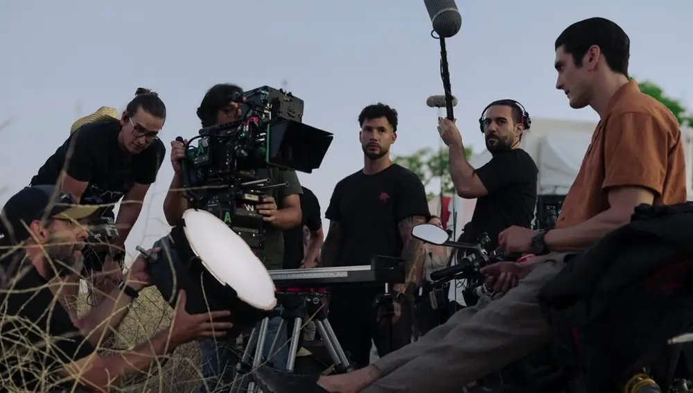 Yon González junto al equipo de "Memento Mori"