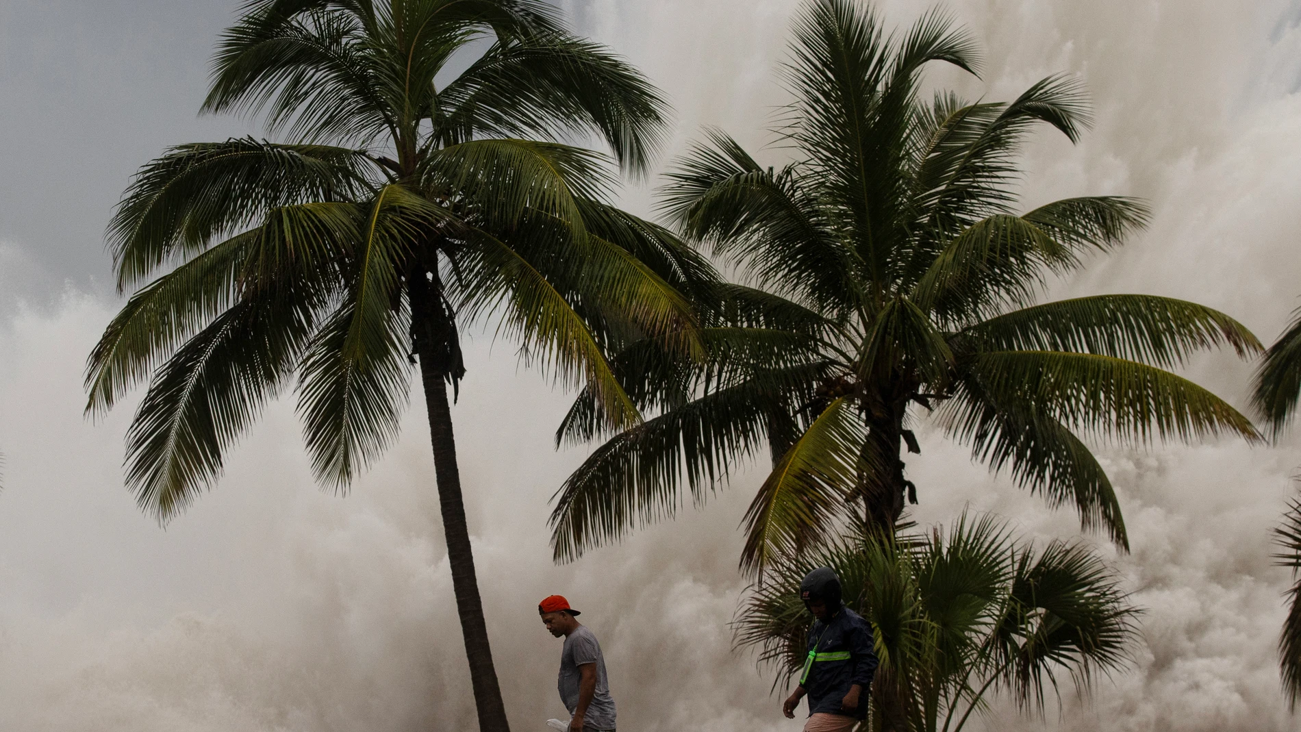 AME8864. SANTO DOMINGO (REPÚBLICA DOMINICANA), 02/07/2024.- El fuerte oleaje golpea contra el malecón durante el paso del huracán Beryl, este martes en Santo Domingo (República Dominicana). Las condiciones atmosféricas mejorarán mañana en República Dominicana, luego de que este martes las lluvias causadas por el huracán Beryl en el sur y suroeste del país obligaran al desplazamiento de 37 personas en varios puntos del país. EFE/ Orlando Barría