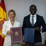 La vicepresidenta segunda y ministra de Trabajo y Economía Social, Yolanda Díaz, junto al ministro de Trabajo, Empleo y Relaciones con las Instituciones de Senegal, Yankoba Diémé, en Dakar (Senegal). A 3 de julio de 2024.