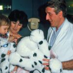 El doctor Pedro Barri, junto a Dolors, que sostiene en brazos a Victoria Anna, el primer bebé nacido por Fecundación in vitro en España