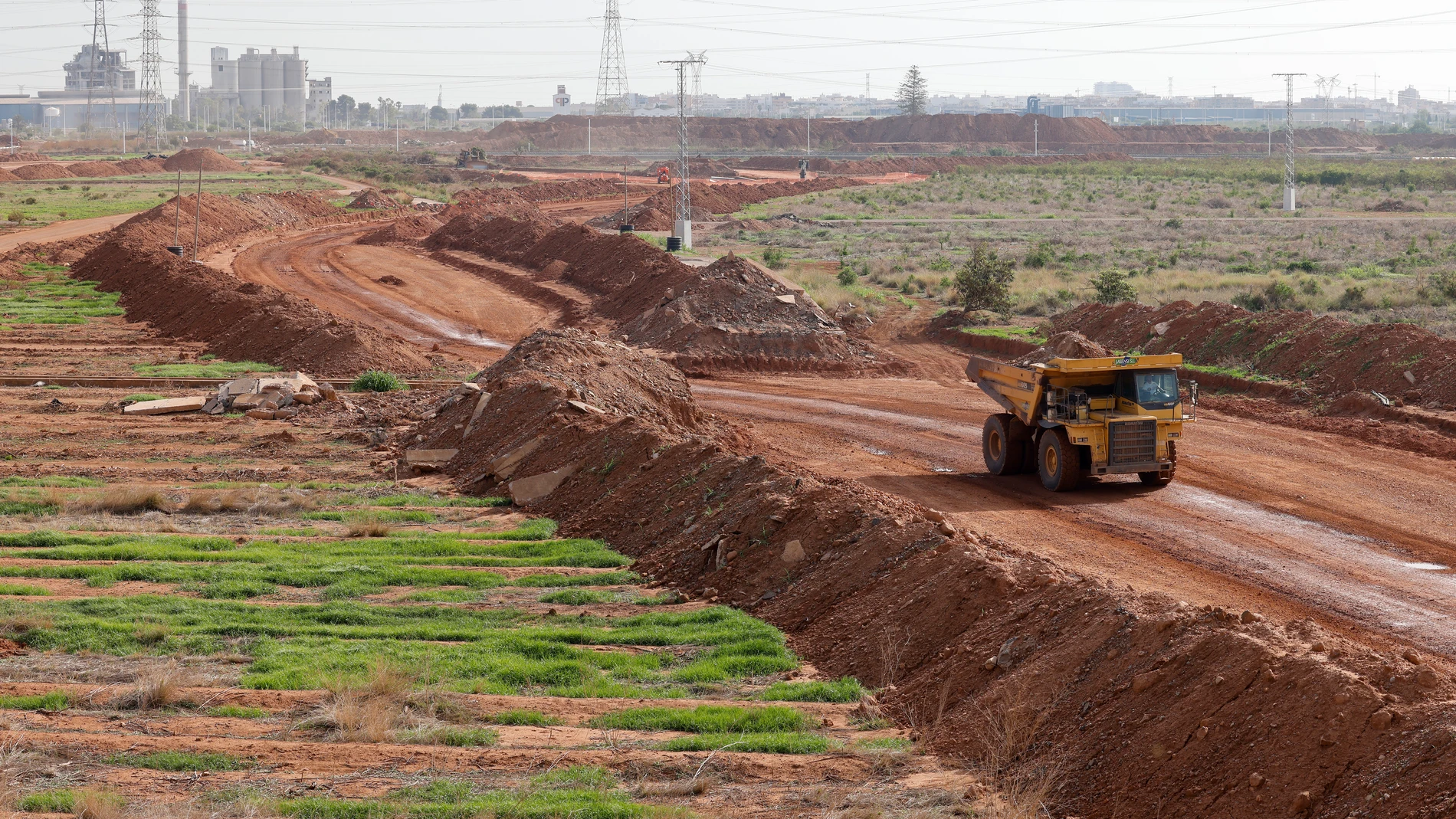 GRAFCVA1935. SAGUNTO (VALENCIA), 18/07/2024.- Vista general de las obras de la gigafactoría de celdas de baterías que Volkswagen construye en Sagunto (Valencia) para comenzar su producción en 2026, una vez finalizados los trabajos preliminares en los terrenos. EFE/Ana Escobar