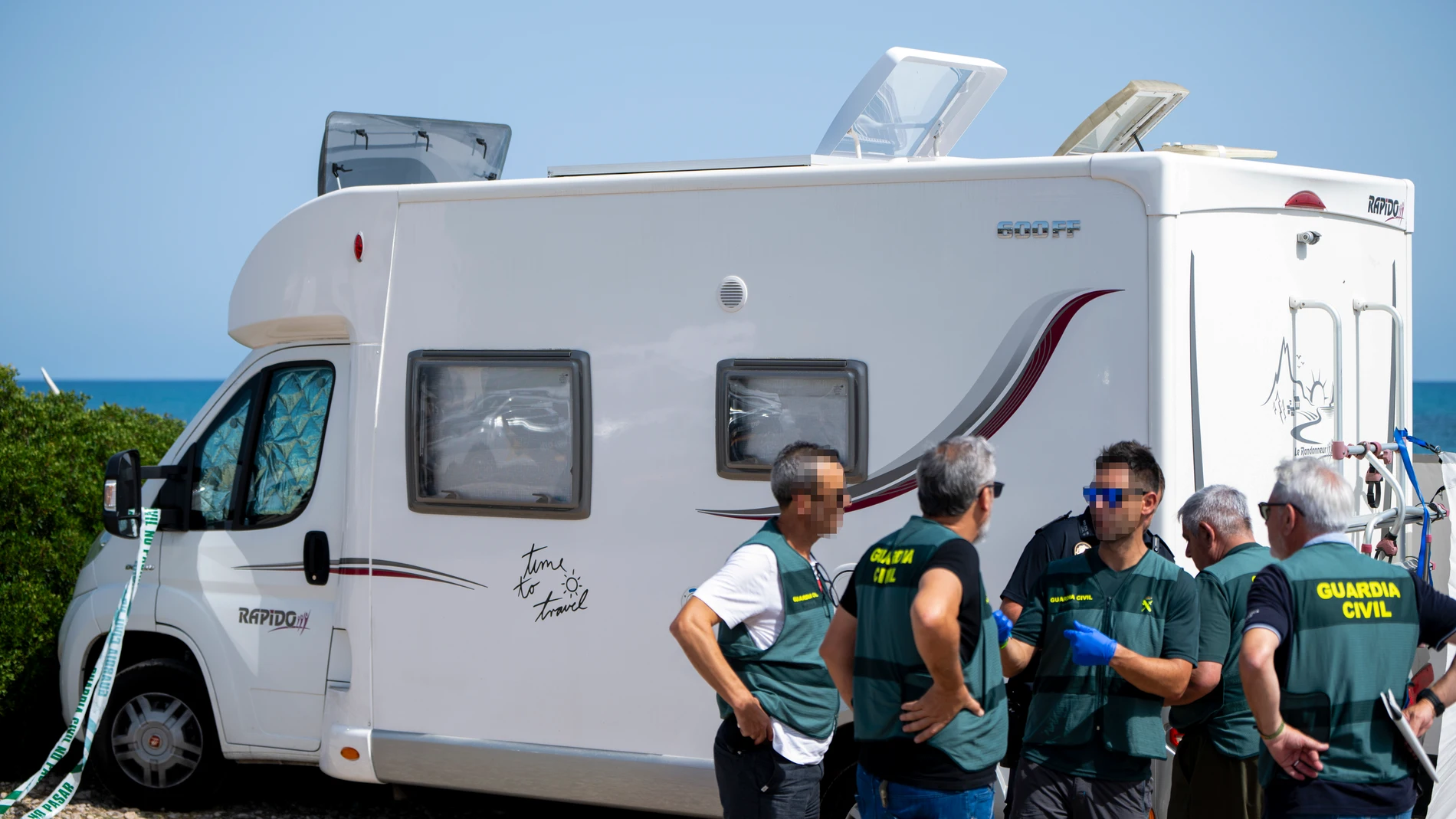 GRAFCVA1957. ALCOSSEBRE (CASTELLÓN), 18/07/2024.- La Guardia Civil está investigando la muerte violenta de una mujer de origen francés cuyo cuerpo sin vida ha sido hallado con signos de apuñalamiento en el interior de una autocaravana que se encontraba aparcada en una zona de playa en el término municipal de Alcossebre (Castellón). EFE/Andreu Esteban
